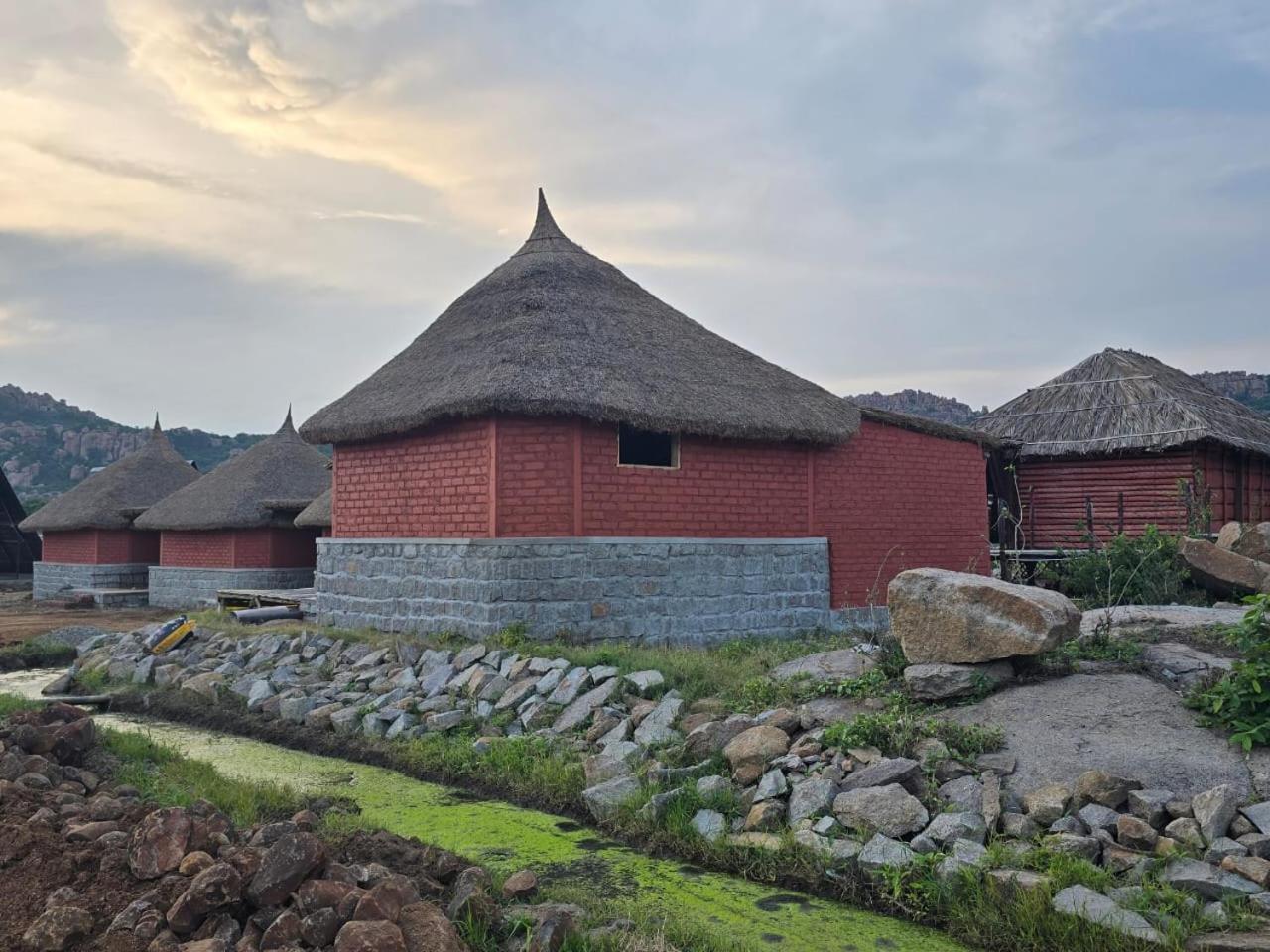 Golden Chariot Resort Хампи Экстерьер фото
